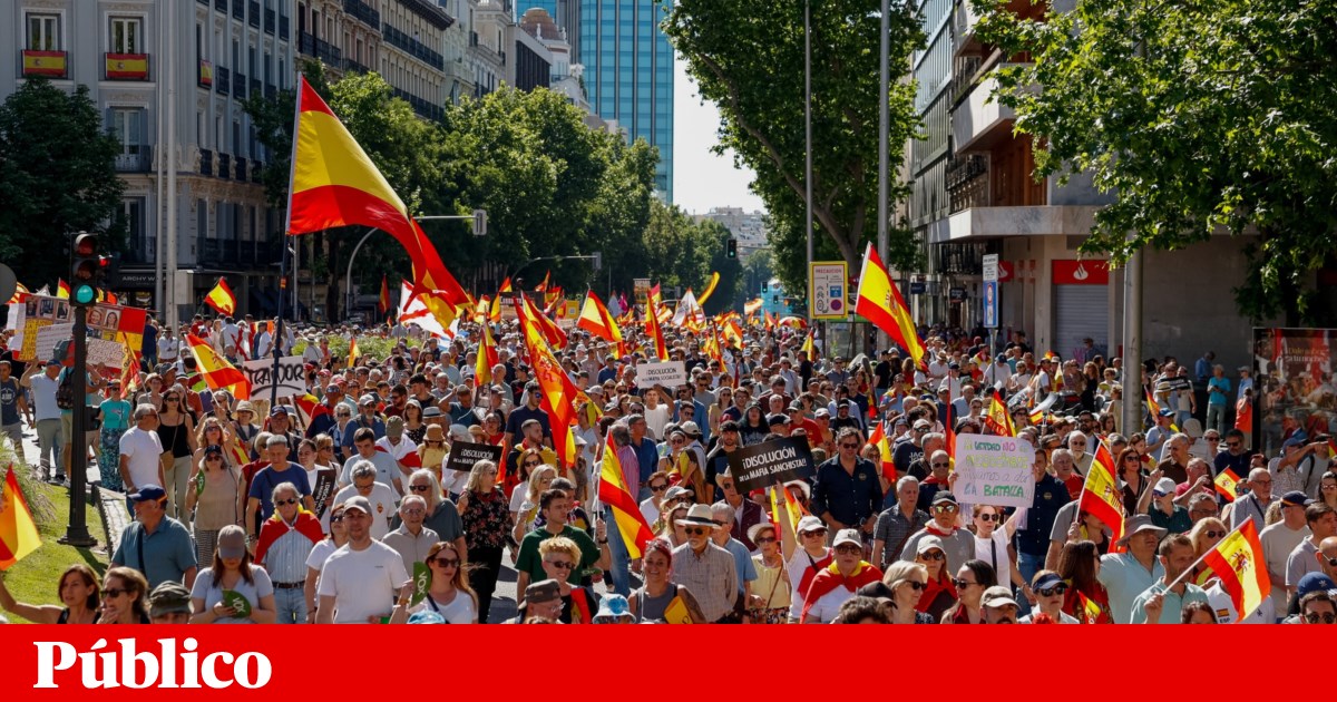 Dezenas de milhares de pessoas em Madrid pedem demissão de Pedro Sánchez