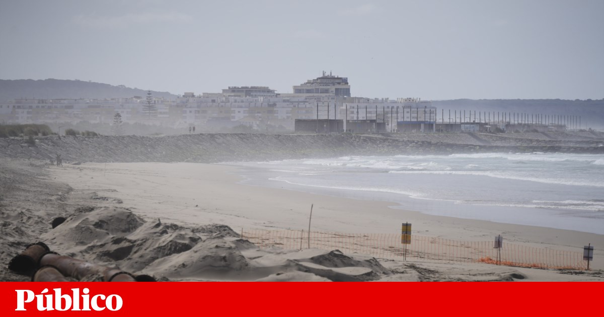 Estruturas de defesa na Caparica sofreram impacto de ondas com 15 metros em Janeiro
