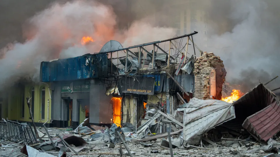 Bombardeamentos russos fazem quatro mortos em Kyiv e região