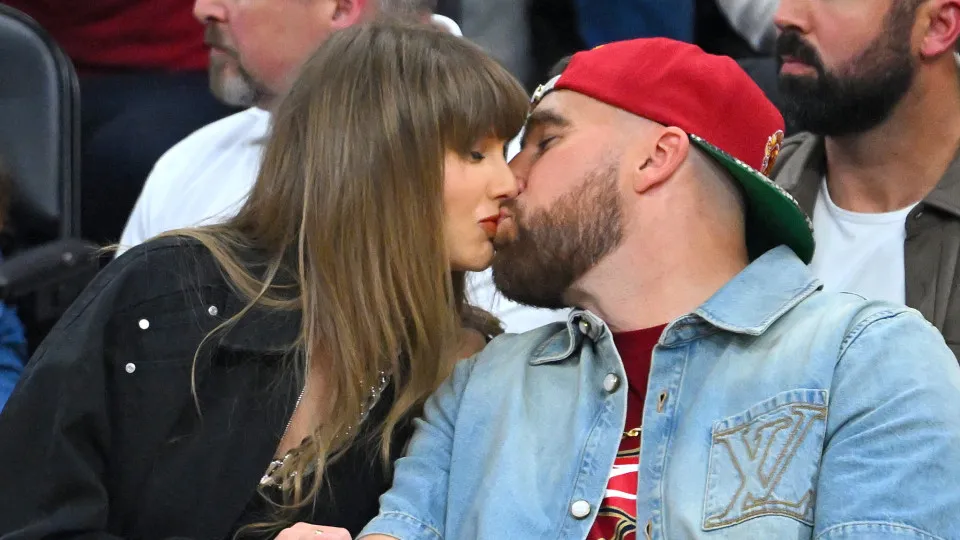 Taylor Swift e Travis Kelce tornam-se nos 'protagonistas' de jogo da NBA