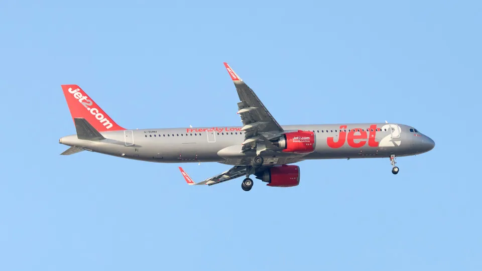 Avião da Jet2 aterra de emergência no Porto após piloto sentir-se mal