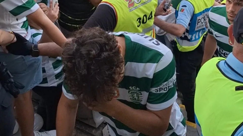 "Vergonha". Rui Borges e... jogadores insultados na subida à tribuna