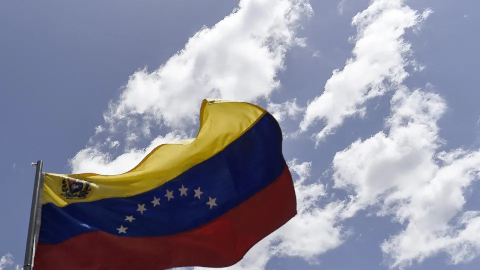 Reclusos tomam controlo de prisão venezuelana e há relatos de feridos