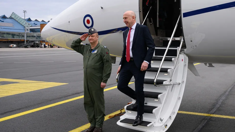 Rússia terá bloqueado sinal de avião de ministro da Defesa britânico
