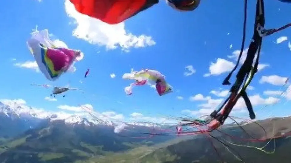 Aeronave colide com parapente. Momento arrepiante foi filmado