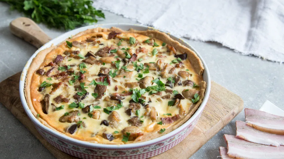 Esta receita de quiche é ótima para reaproveitar as sobras de frango