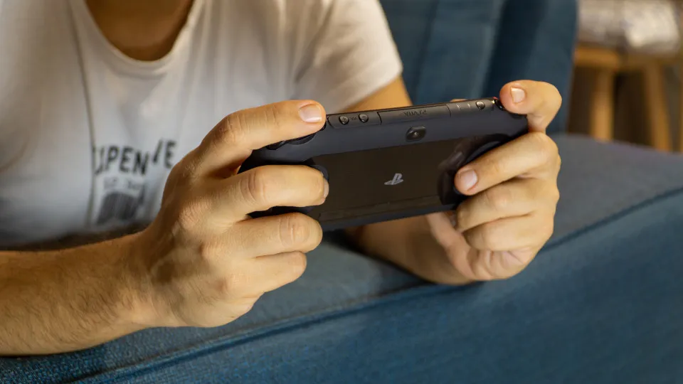 Atenção, fãs de PlayStation! Zara lança a mala perfeita (custa 19,95€)