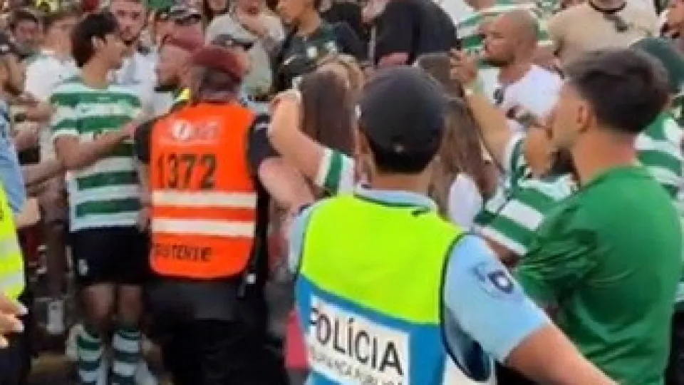 O momento em que Trincão enfrenta adepto do Sporting após desaire na Taça