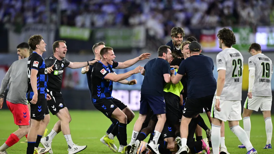 Paderborn 'vira' Wolfsburgo e regressa à Bundesliga seis anos depois