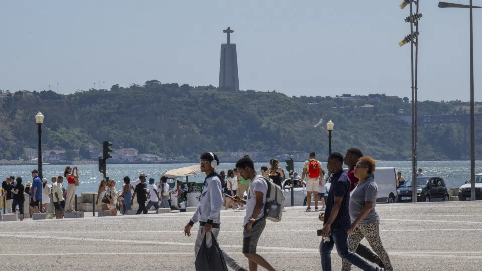 Calor coloca sete distritos sob aviso amarelo a partir de terça-feira