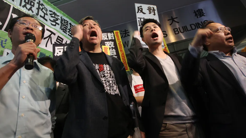 Hong Kong com carnaval patriótico no aniversário do massacre de Tiananmen