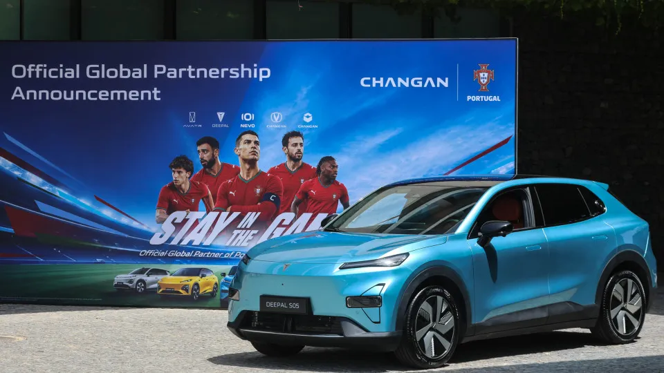 O novo carro da seleção nacional de futebol é chinês
