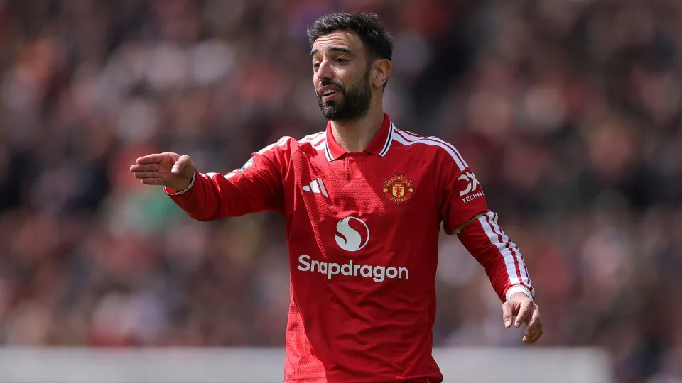 Farpas de Roy Keane sem impacto. United quer blindar Bruno Fernandes