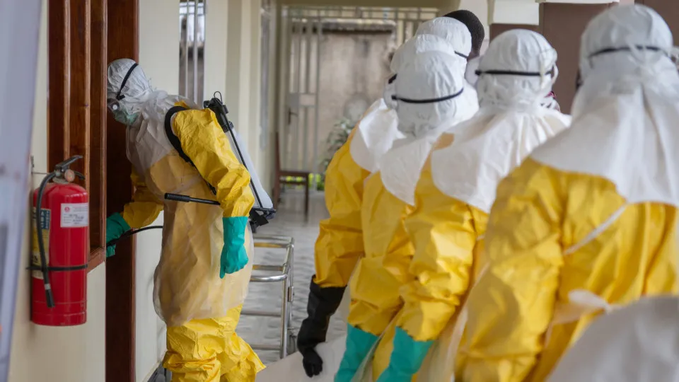 Codescobridor do Ébola estima que epidemia pode ser controlada brevemente