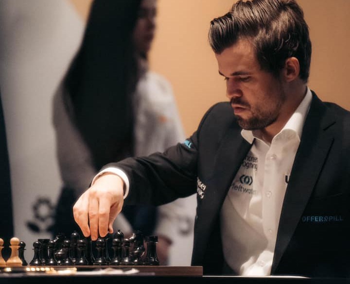 Xadrez: começou mal o regresso de Magnus Carlsen ao ritmo clássico