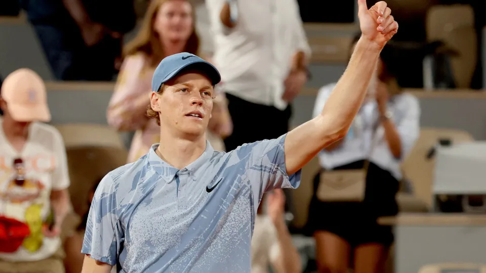 Jannik Sinner apura-se para a segunda ronda de Roland Garros