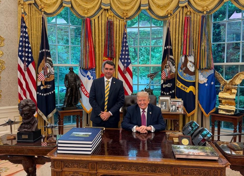 Flávio Bolsonaro recebido por Donald Trump na Casa Branca