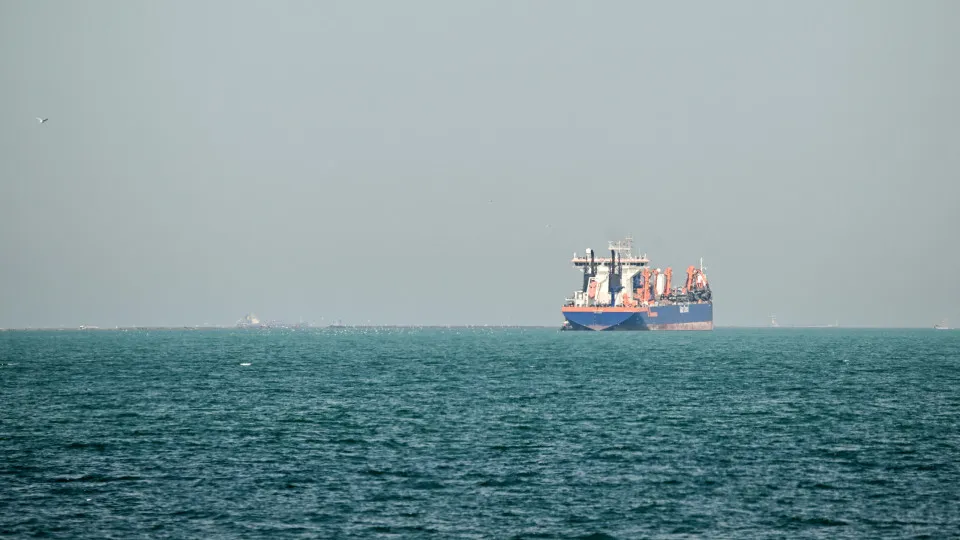 Teerão diz que 25 navios atravessaram Ormuz com autorização