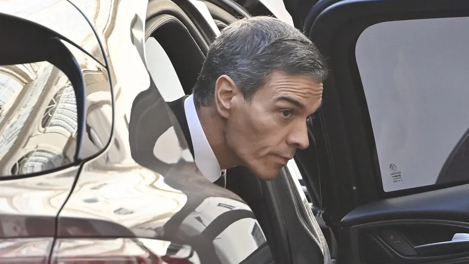 Sánchez mantem apoio a Zapatero: "Não há motivo para alterar posição"