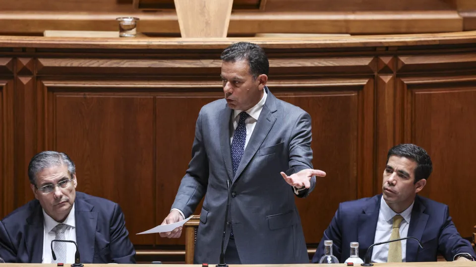 Montenegro admite suspender sistema de controlo de fronteiras
