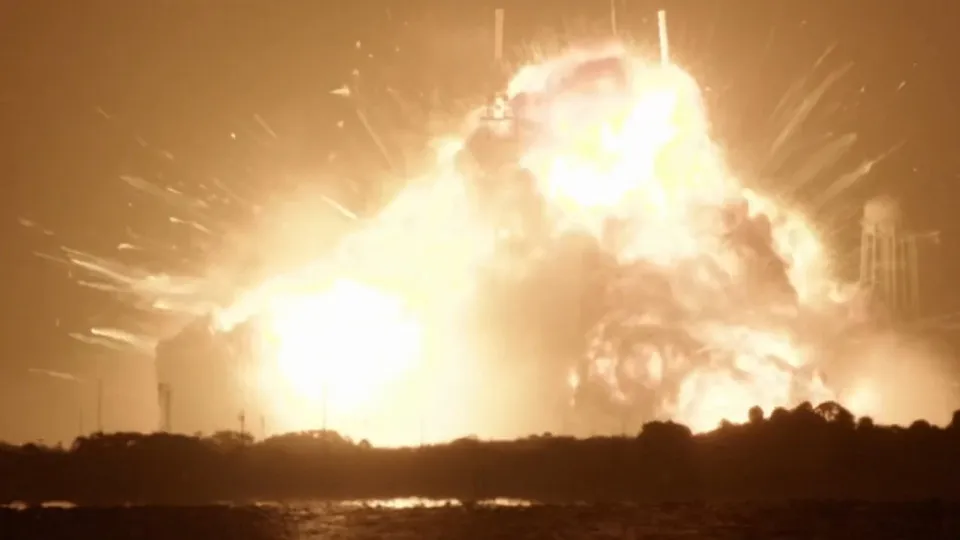 Foguetão da Blue Origin explode na rampa de lançamento durante ensaio
