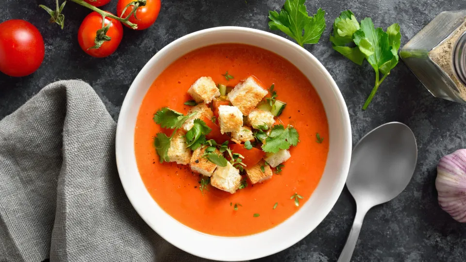 Dias quentes combinam na perfeição com esta receita de gaspacho