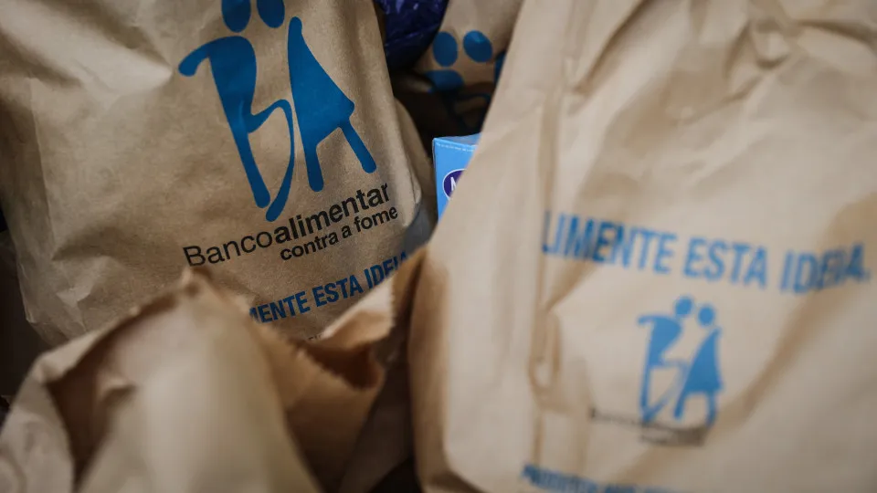 Pedidos de ajuda alimentar sobem com crise nos combustíveis e habitação