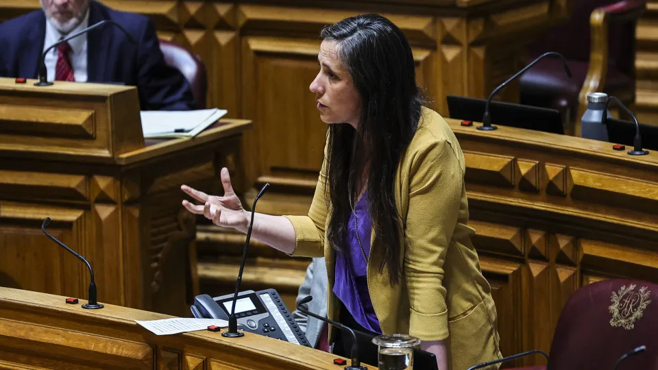Esquerda critica trabalho social obrigatório: "Se há trabalho, contratem"