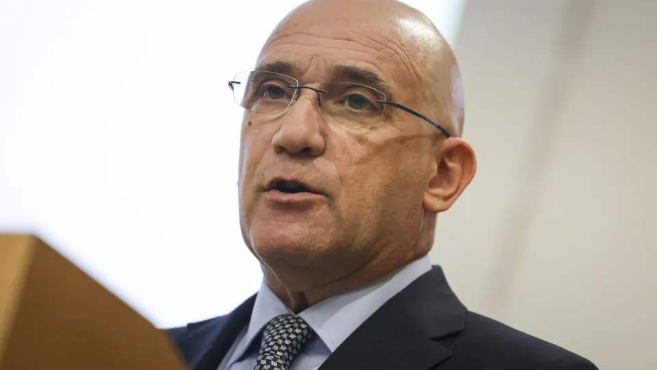 Em novas declarações, Passos recusa explicar críticas (mas deixa elogio)