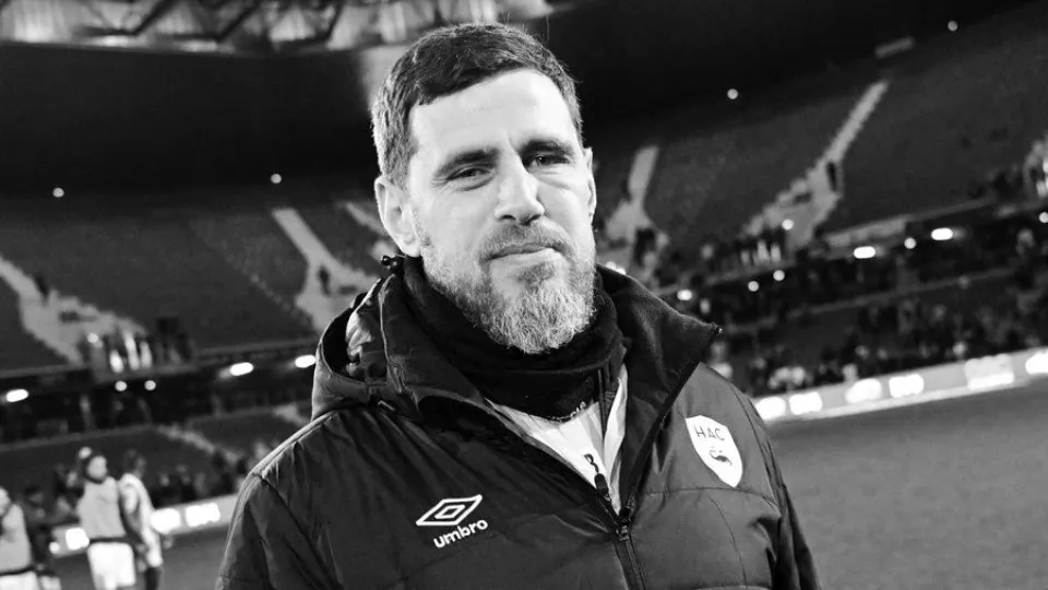 Tragédia em França. Histórico jogador do Lyon desmaia e acaba por morrer