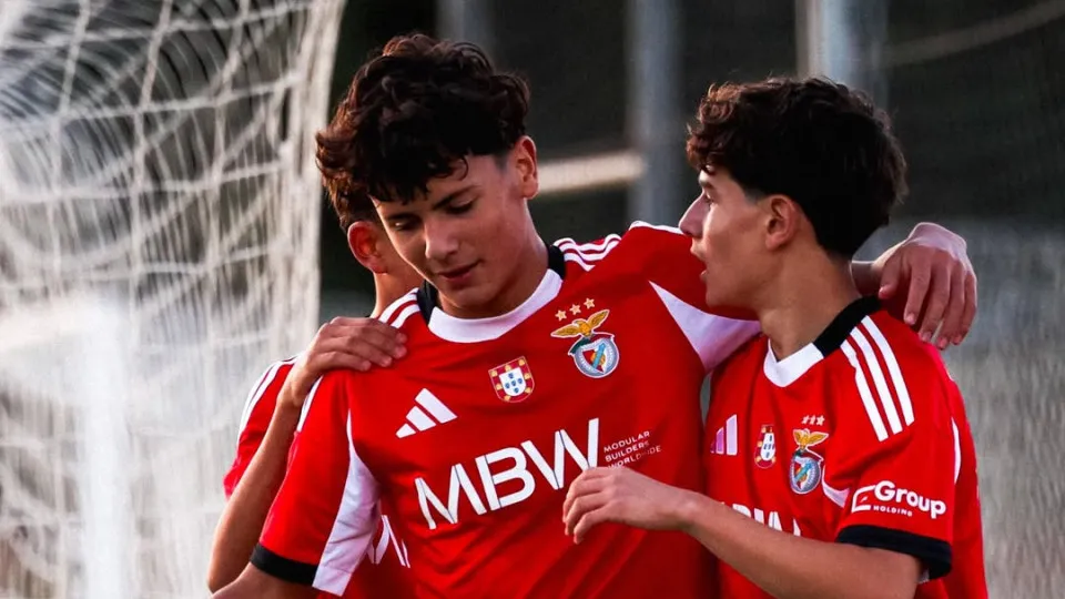 Benfica dá a volta ao Sporting e lidera provisoriamente nos iniciados