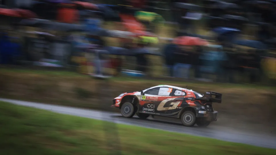 Elfyn Evans reforça liderança do Rali do Japão