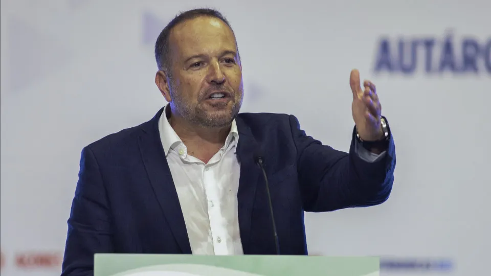 Queda de um Governo "não implica necessariamente" eleições, diz PS Açores