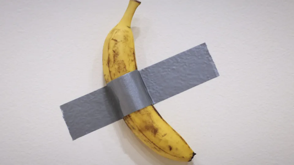 Banana da obra "Comedian" de Maurizio Cattelan roubada de museu em França