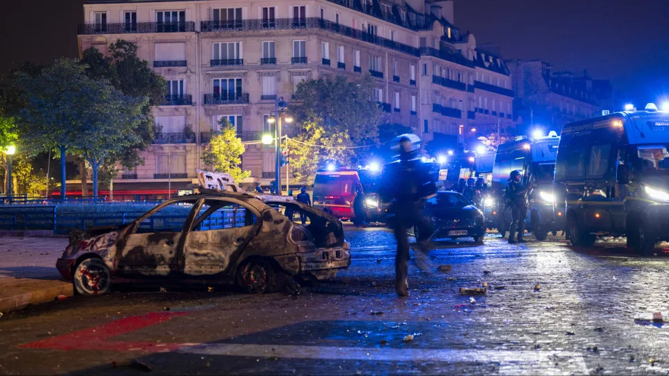 Jovem morre após colidir com blocos de betão durante festejos do PSG