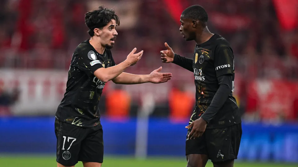 Bicampeões Nuno Mendes e Vitinha na equipa ideal da Champions 2025/26
