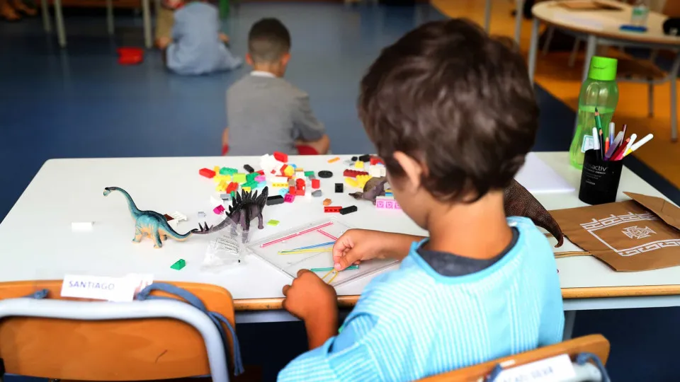 Crianças portuguesas passam em média 38 horas por semana na escola