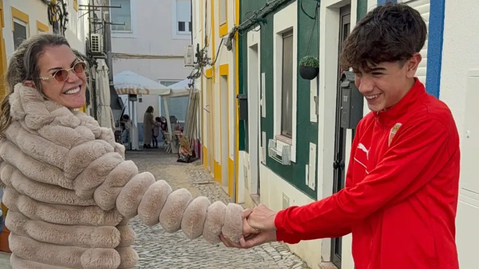 Katia Aveiro festeja primeiro contrato de formação do filho Dinis