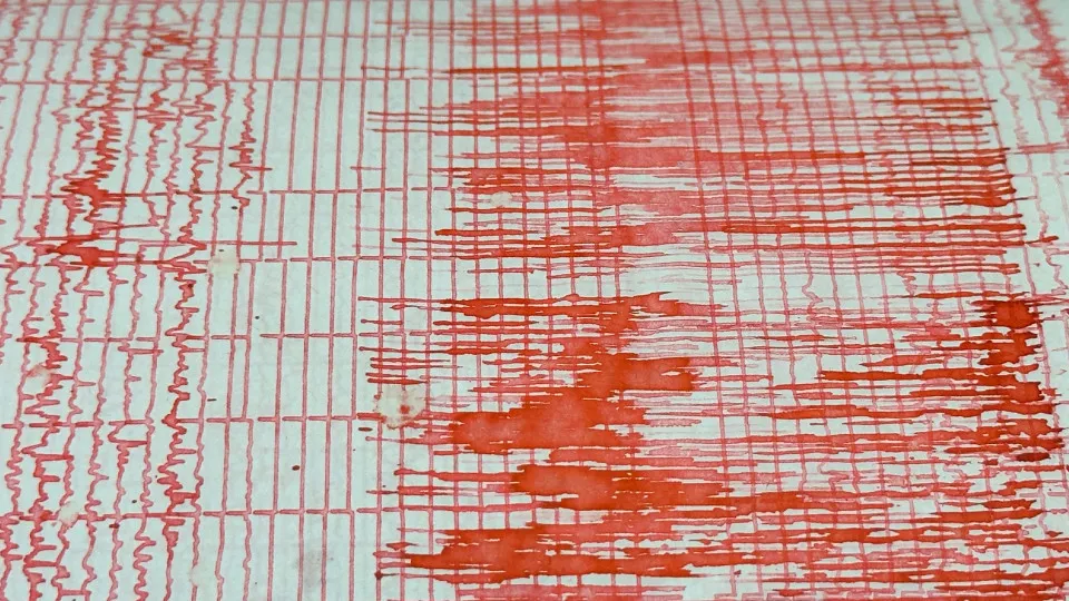 Sismo de magnitude 6,1 abala costa sul de Itália