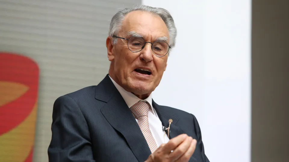 Cavaco alerta Montenegro: usar "inteligência" e não ceder a "burocratas"