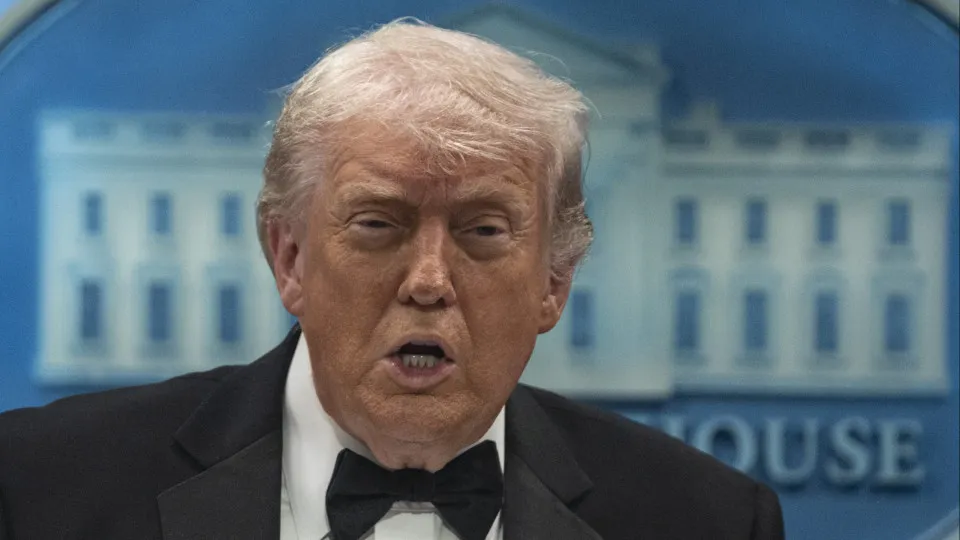 Trump assina ordem executiva que permite ao Governo testar modelos de IA