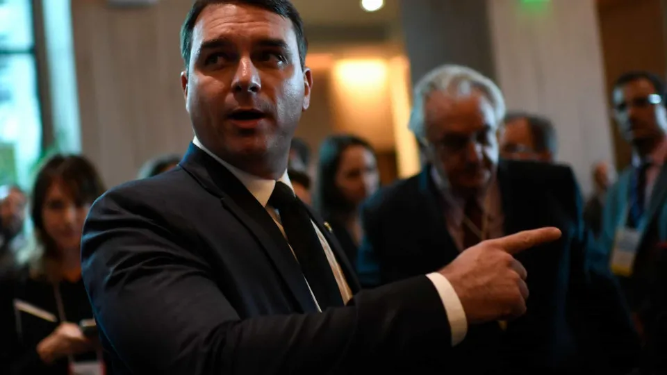 Flávio Bolsonaro divulga ofício aos EUA pedindo revisão de tarifas