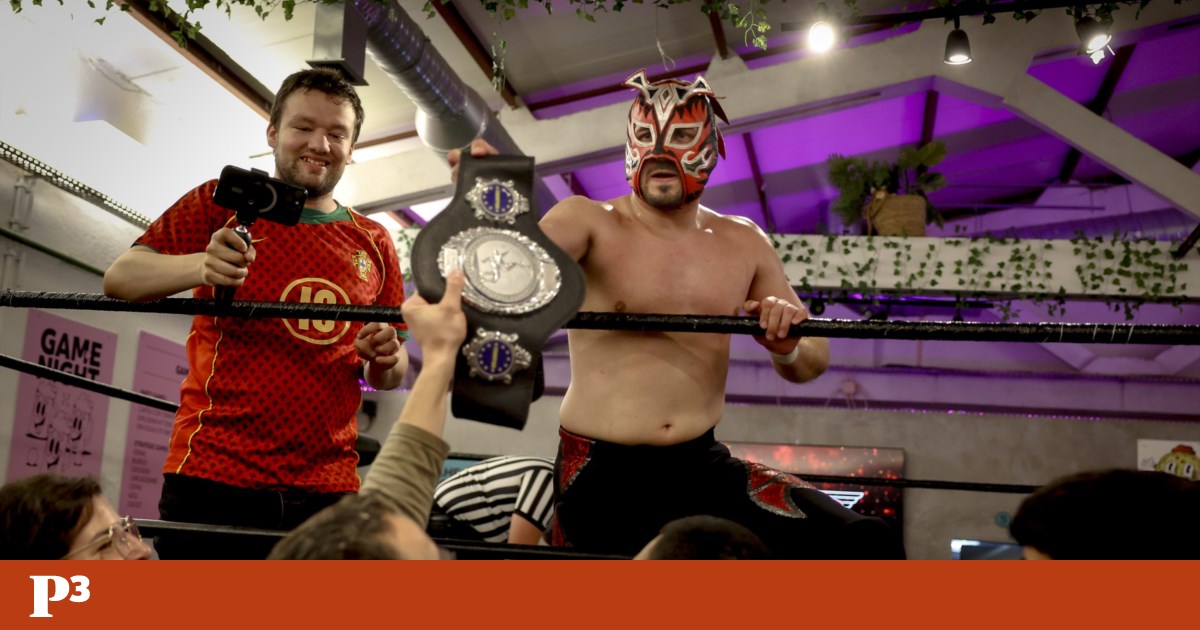 Entre <em>suplexes</em>, máscaras e cerveja, o <em>wrestling</em> voltou e Portugal já está no ringue