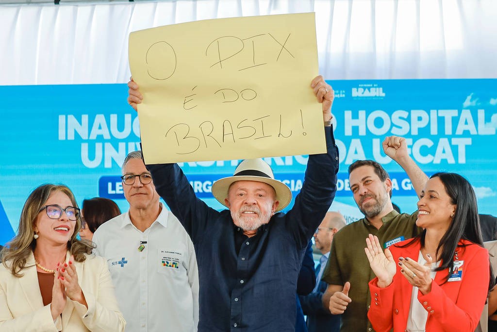 Lula associa tarifaço dos EUA a Flávio Bolsonaro. “Imbecil e traidor da pátria”, diz