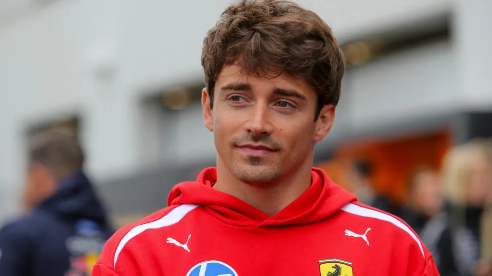 Charles Leclerc renova com a Ferrari "para as próximas épocas"