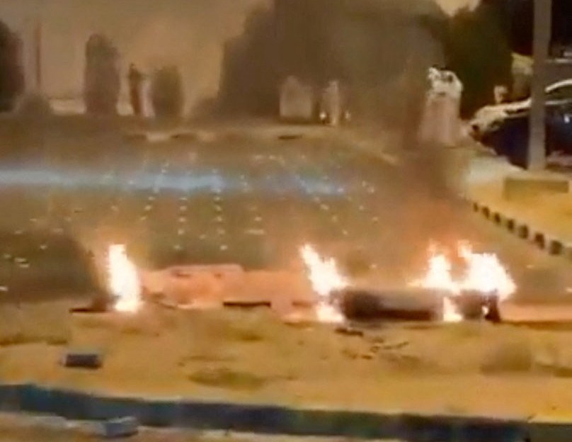 Irão ataca vizinhos e atinge aeroporto no Kuwait. EUA atingem a ilha de Qeshm