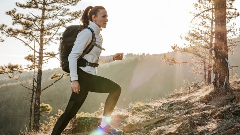 Rucking. A caminhada viral que ajuda a ganhar força e resistência