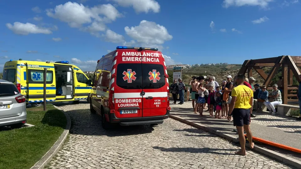 Jovem de 22 anos resgatado na praia da Areia Branca na Lourinhã