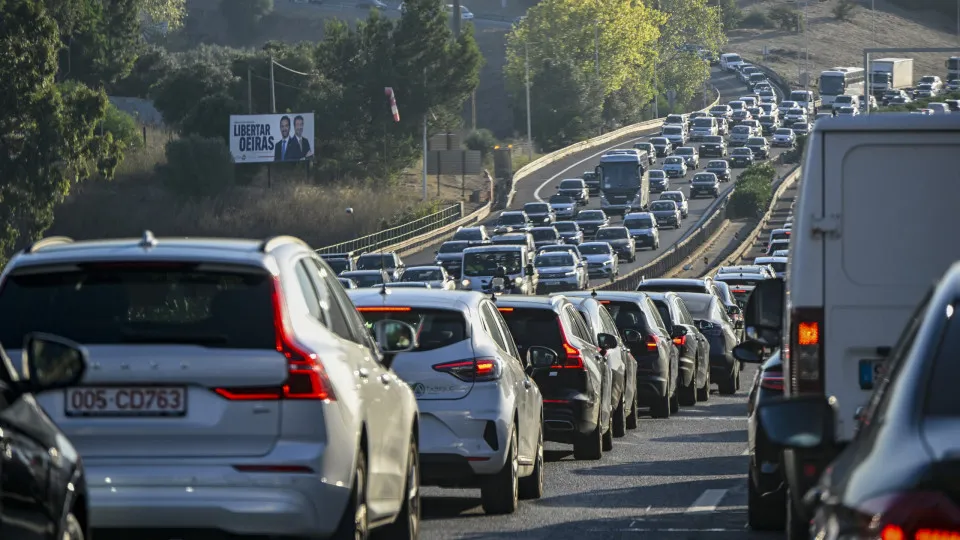Dependência do carro mancha bom desempenho ambiental de Portugal
