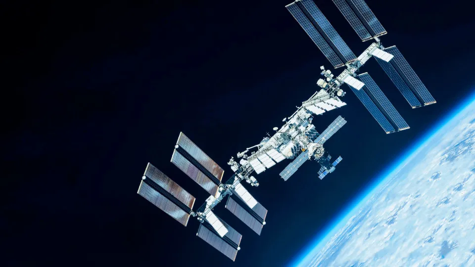 Após fuga de ar, astronautas da Estação Espacial preparam evacuação